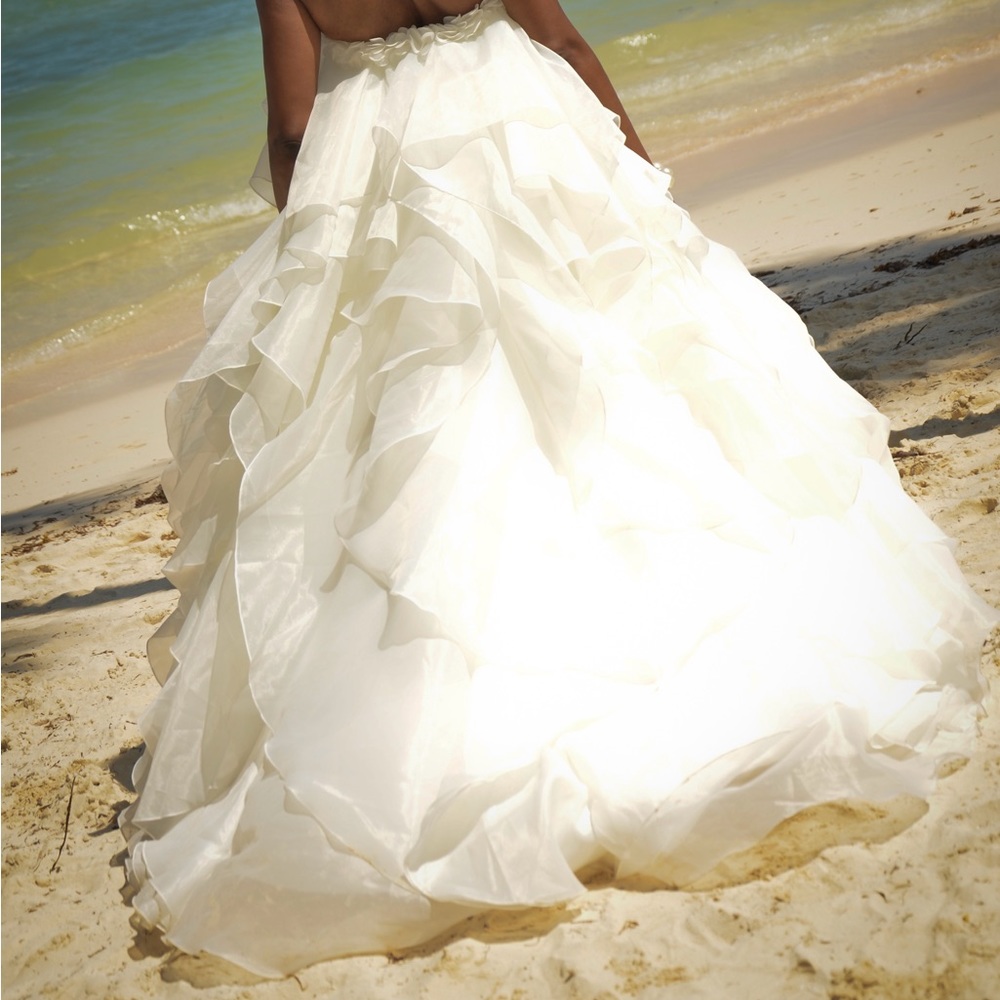 Strapless ruffle and chiffon tulle beach wedding gown. - Picture 12 of 16